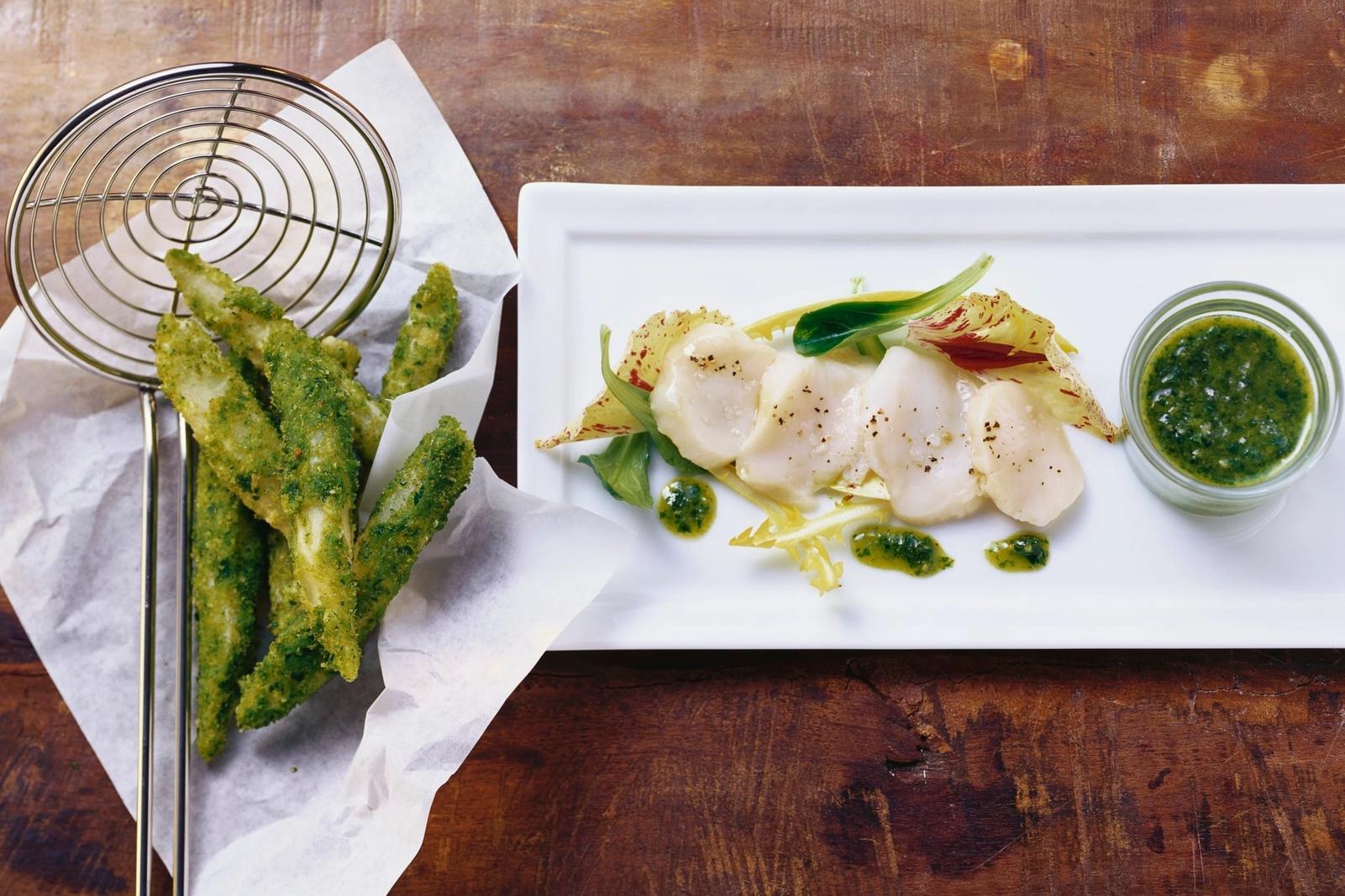 Carpaccio de Saint-Jacques, pesto de coriandre et tempura de légumes