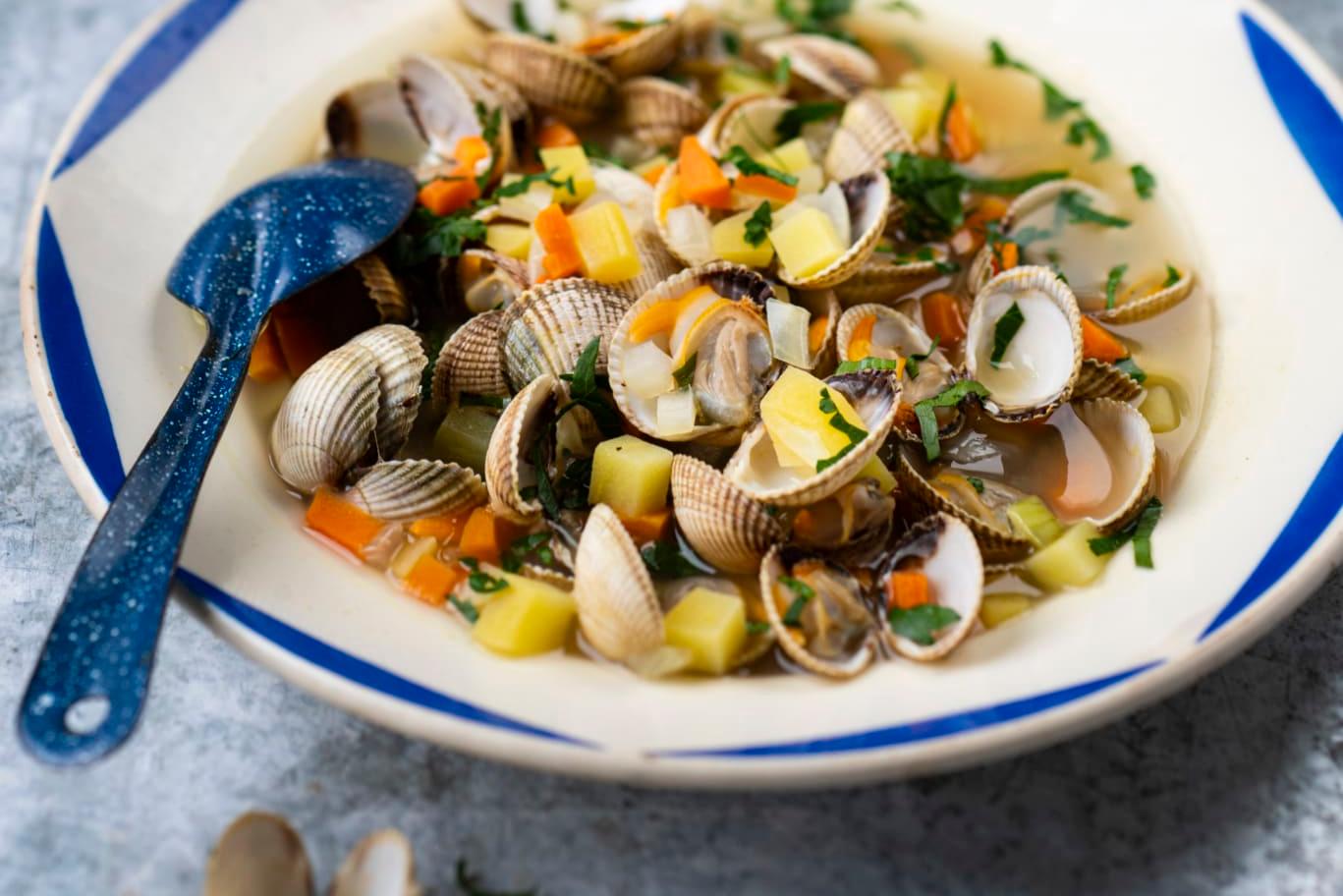 Bouillon de coques aux petits légumes du pêcheur