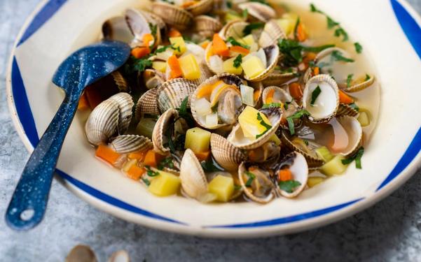 Bouillon de coques aux petits légumes du pêcheur