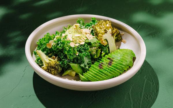 Salade de chou kale et brocoli, avocat et amandes effilées
