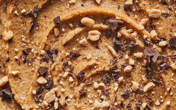 Pâte à cookie végane au beurre de cacahuète, éclats de chocolat et cacahuètes