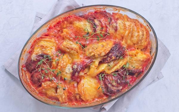 Gratin de patate douce, panais et betterave au thym et fromage fondant