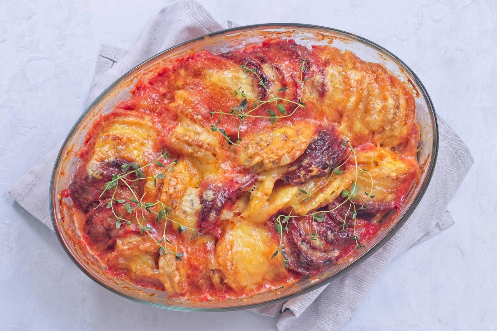Gratin de patate douce, panais et betterave au thym et fromage fondant