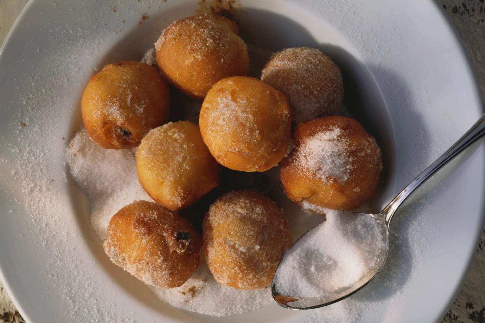 Beignets de patate douce à la cannelle et au sucre