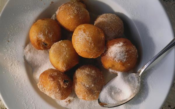 Beignets de patate douce à la cannelle et au sucre