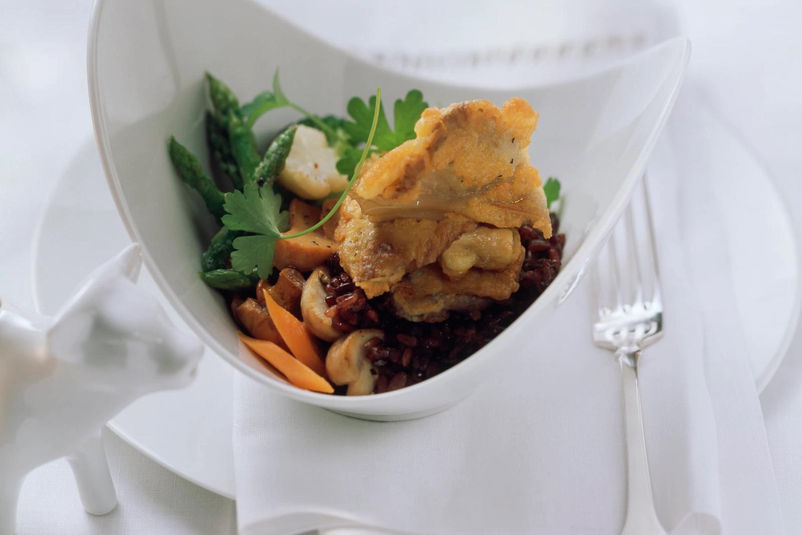 Champignons pleurotes panés sur riz rouge aux légumes
