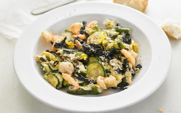 Œufs brouillés aux gambas, courgettes et trompettes de la mort