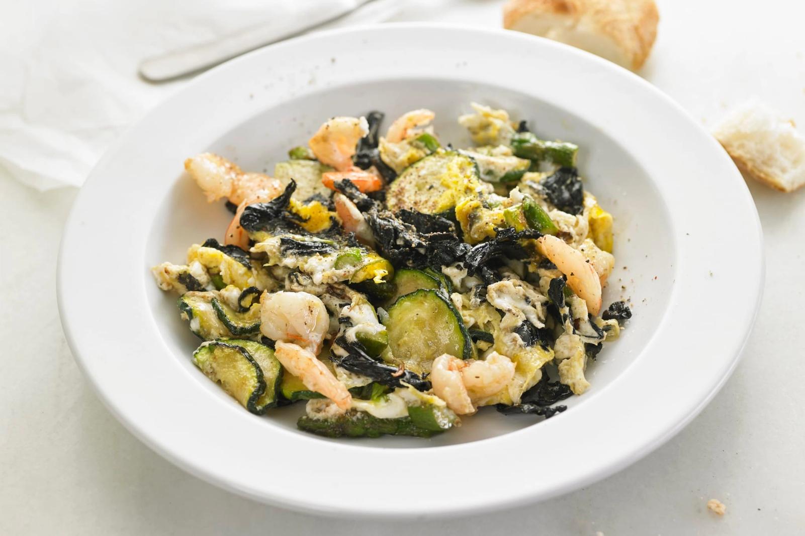 Œufs brouillés aux gambas, courgettes et trompettes de la mort
