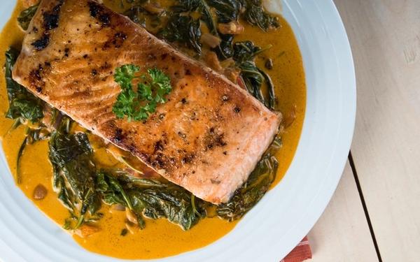 Saumon sauce crème de tomate aux épinards