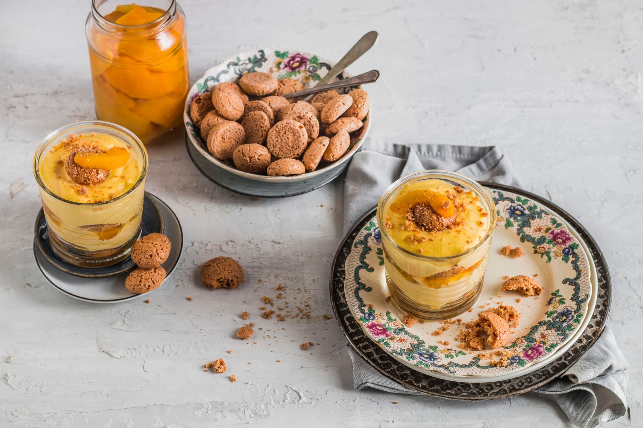 Tiramisù aux biscuits amaretti et pêches au sirop