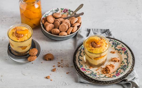 Tiramisù aux biscuits amaretti et pêches au sirop
