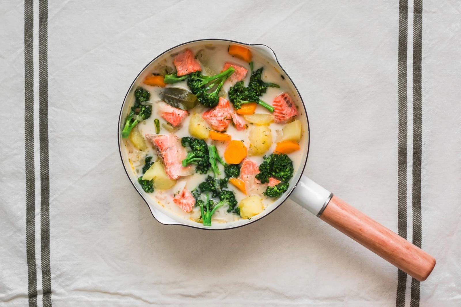 Soupe de saumon crémeuse avec pommes de terre, carottes et brocoli