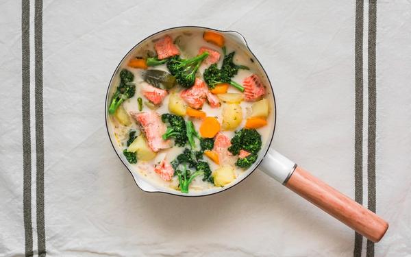 Soupe de saumon crémeuse avec pommes de terre, carottes et brocoli