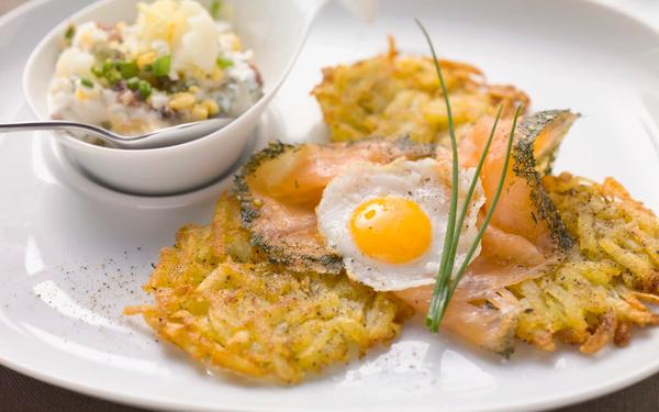 Galettes de pommes de terre, saumon fumé et œuf de caille, rémoulade de chou-fleur