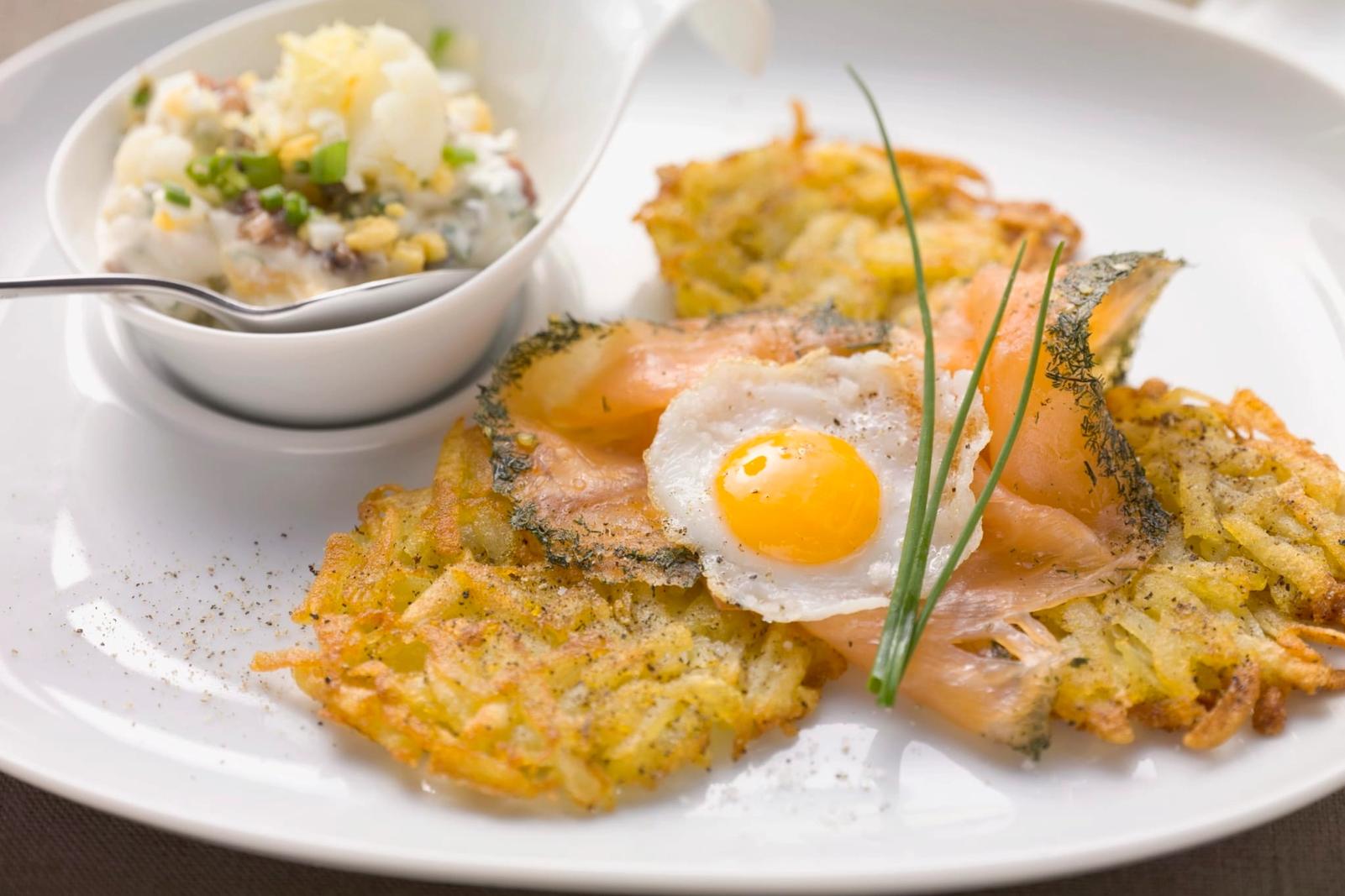 Galettes de pommes de terre, saumon fumé et œuf de caille, rémoulade de chou-fleur