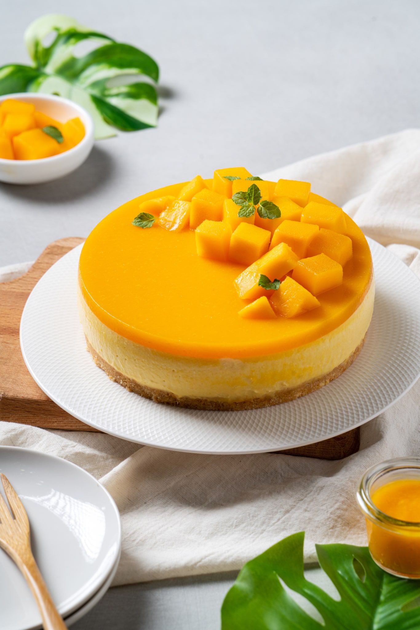 Entremets mangue glacée, garniture de dés de mangue fraîche