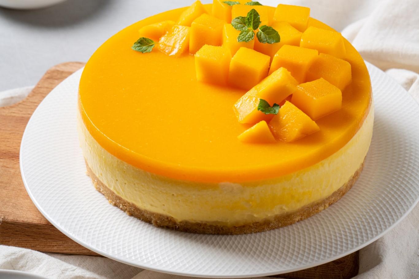 Entremets mangue glacée, garniture de dés de mangue fraîche