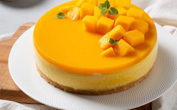 Entremets mangue glacée, garniture de dés de mangue fraîche