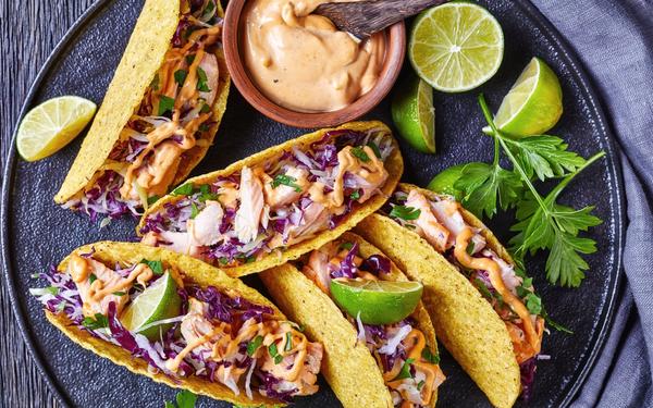 Tacos au saumon et au chou rouge avec sauce au yaourt