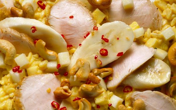Salade de riz à la dinde, banane et noix de cajou