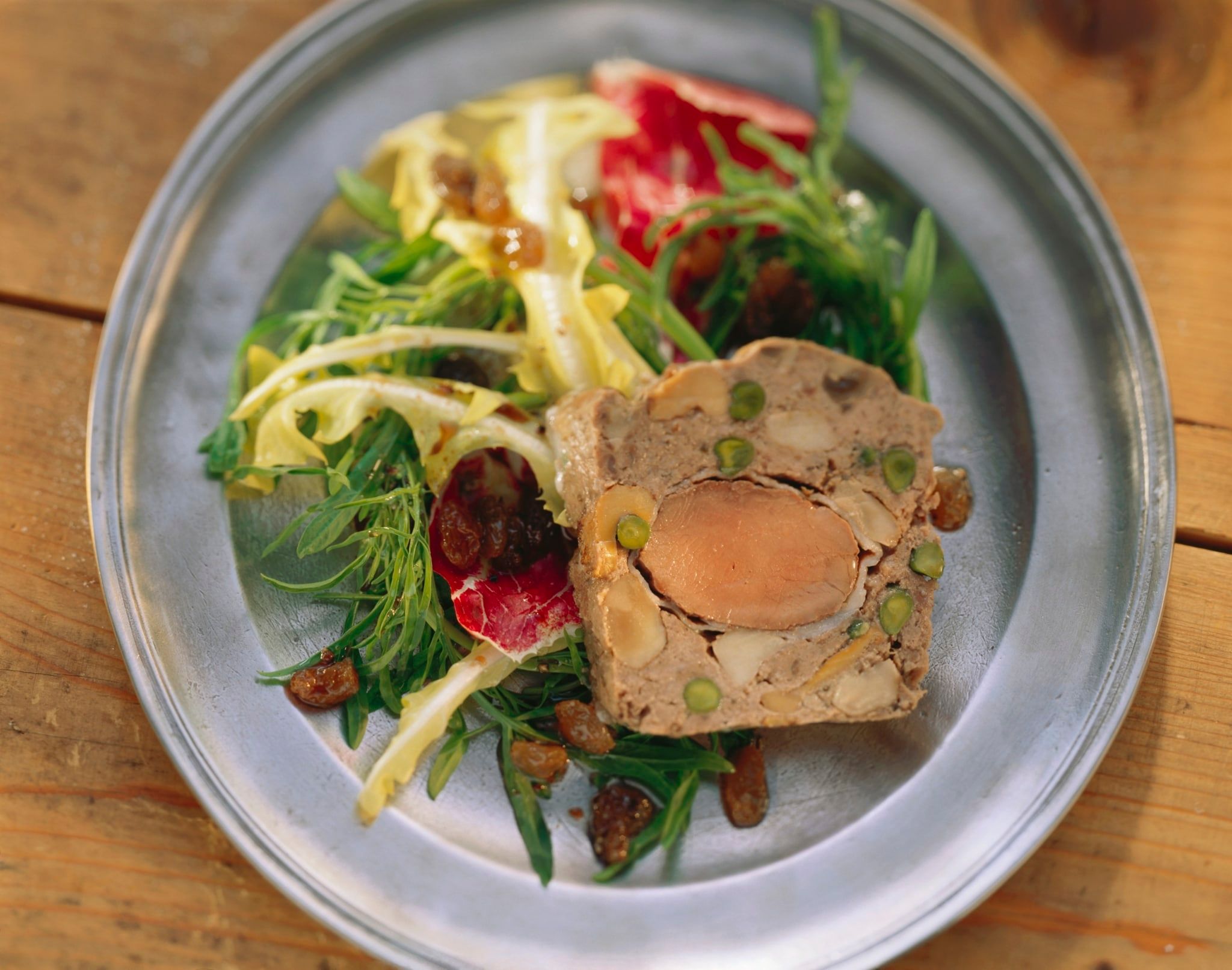 Terrine de faisan aux champignons et pistaches, salade de jeunes pousses et raisins secs
