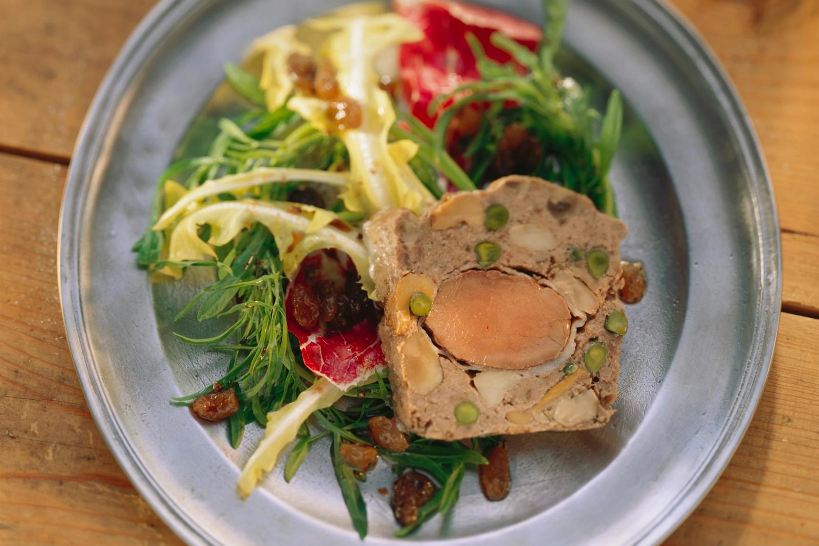 Terrine de faisan aux champignons et pistaches, salade de jeunes pousses et raisins secs