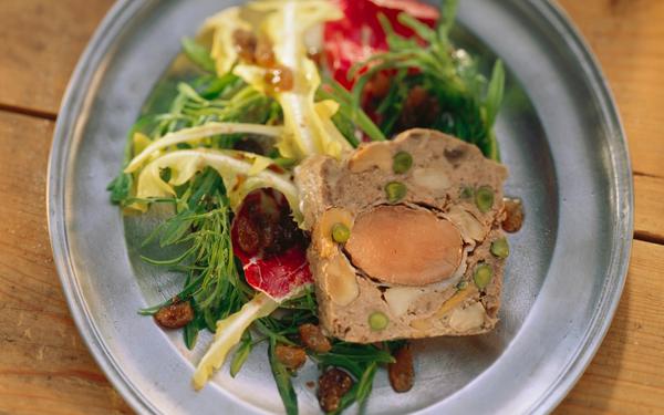 Terrine de faisan aux champignons et pistaches, salade de jeunes pousses et raisins secs
