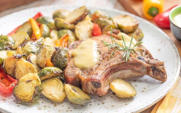 Côtelette de porc rôtie, choux de Bruxelles et poivrons rôtis