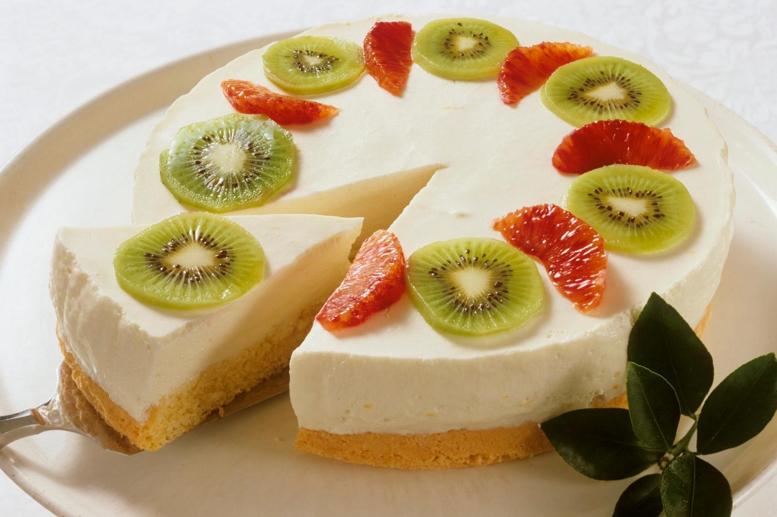 Gâteau au fromage crémeux avec des kiwis et des oranges sanguines