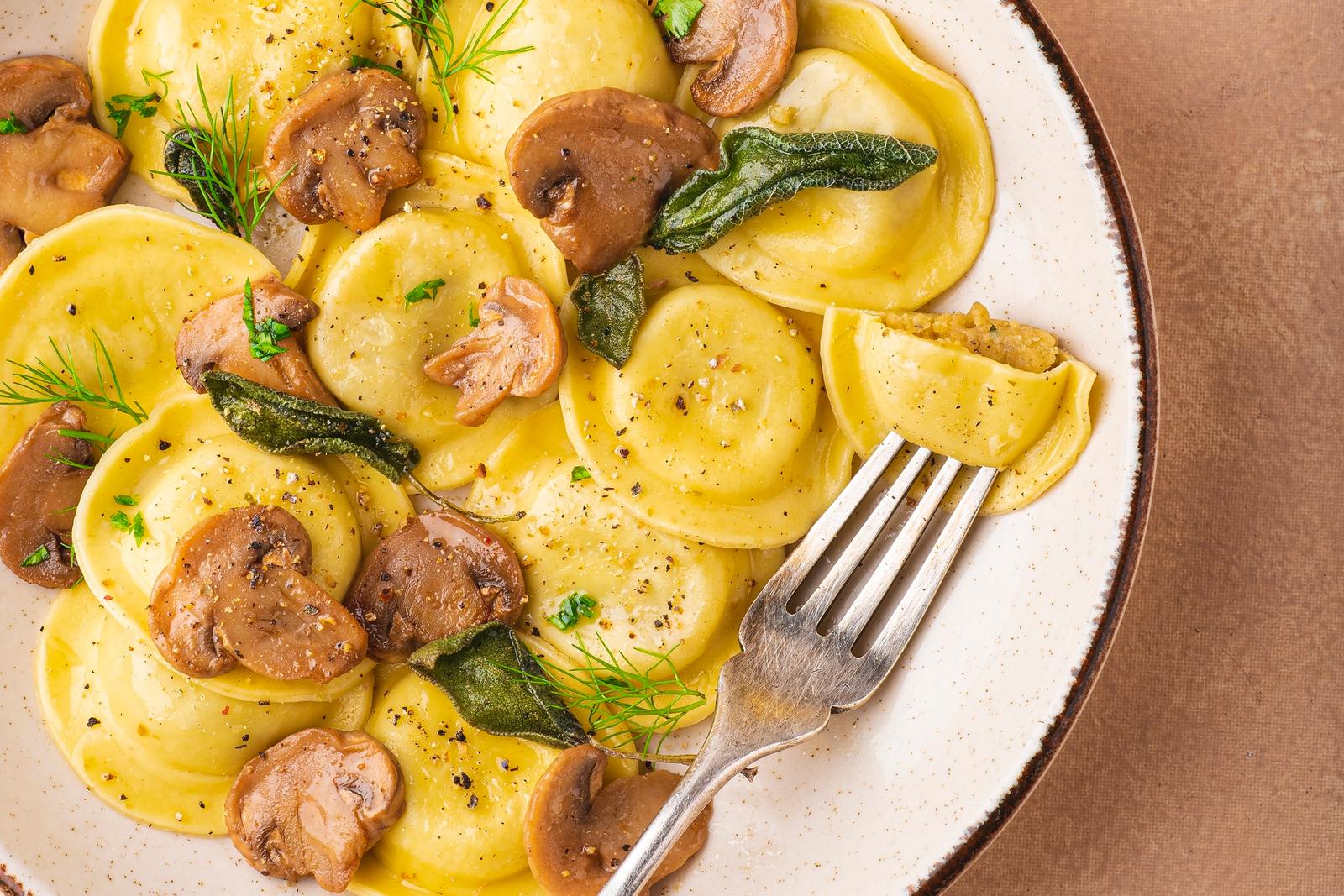 Raviolis farcis aux champignons, aux herbes et au poivre noir