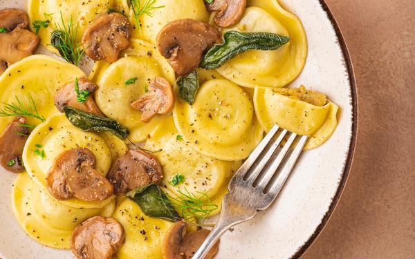 Raviolis farcis aux champignons, aux herbes et au poivre noir