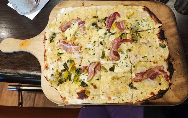 Flammekueche maison aux lardons et Bleu de Bresse