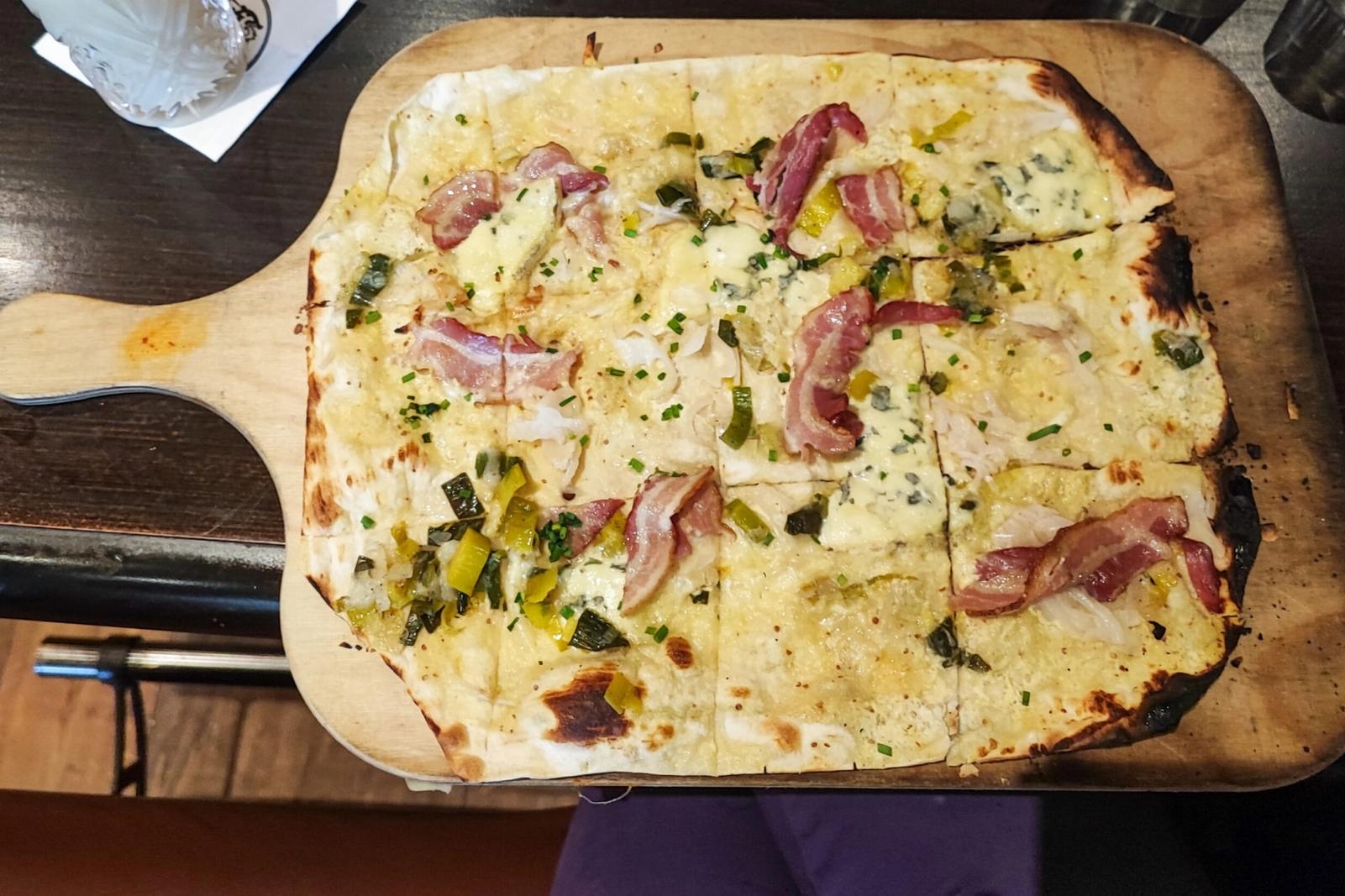 Flammekueche maison aux lardons et Bleu de Bresse