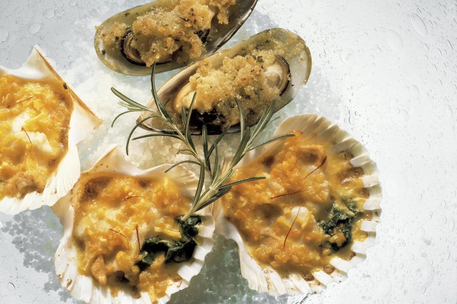Coquilles Saint-Jacques et moules gratinées au safran