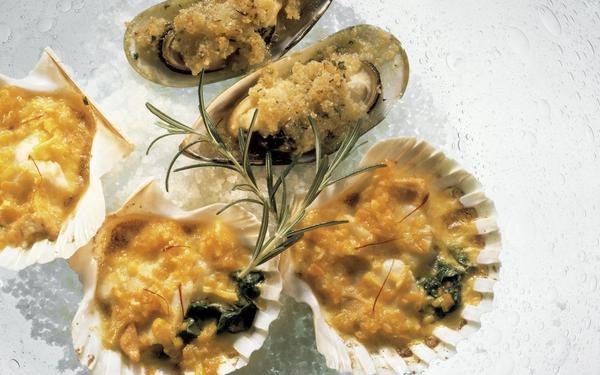 Coquilles Saint-Jacques et moules gratinées au safran