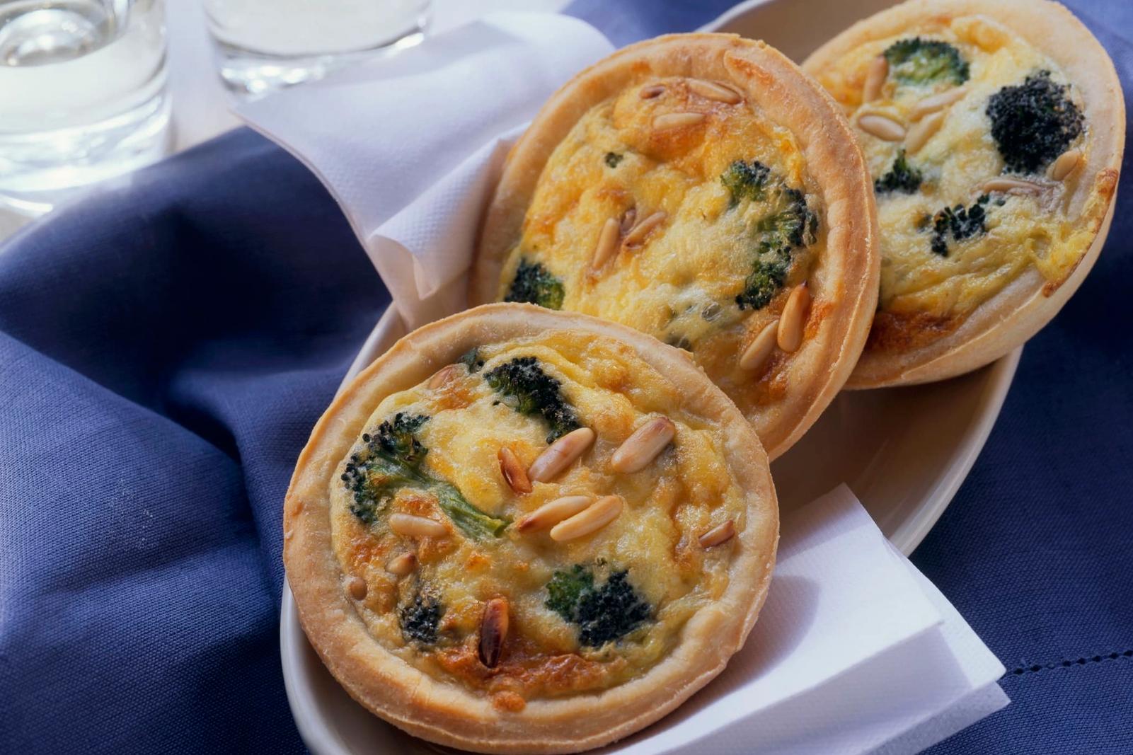 Mini-quiches au brocoli et pignons de pin