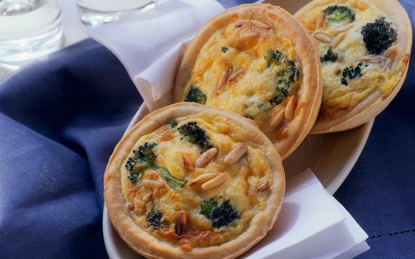 Mini-quiches au brocoli et pignons de pin