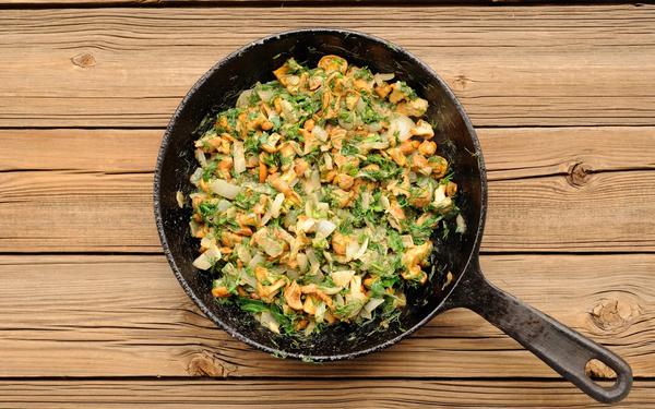 Champignons frits, oignons et herbes