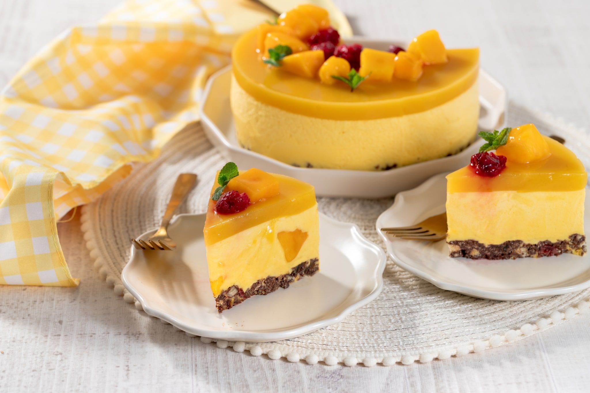 Cheesecake sans cuisson à la mangue, croquant chocolaté et framboises