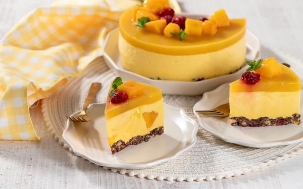 Cheesecake sans cuisson à la mangue, croquant chocolaté et framboises