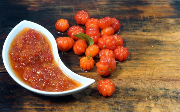 Sauce aux baies de cerisier de Cayenne (Engenia uniflora ou Pitanga)