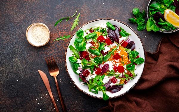Salade gourmande de betterave, ricotta et mandarine, jeunes pousses et oignon rouge