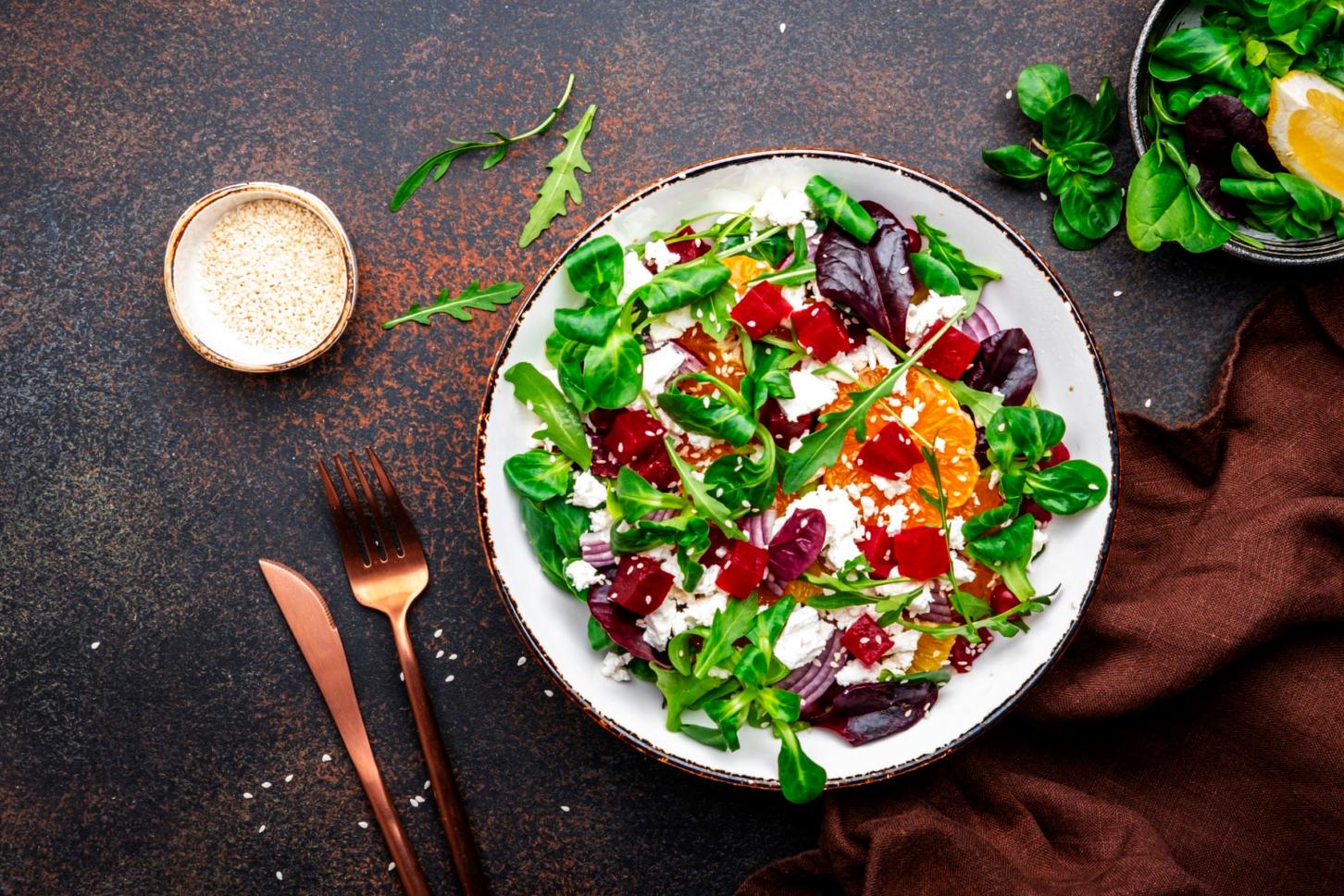 Salade gourmande de betterave, ricotta et mandarine, jeunes pousses et oignon rouge