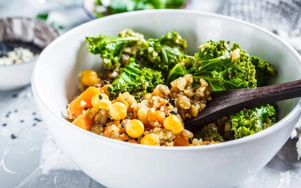 Ragoût végétalien aux pois chiches, patate douce et chou frisé
