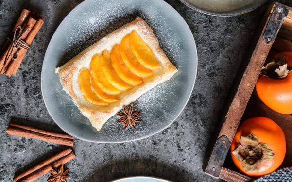 Carrés feuilletés au kaki et à la cannelle