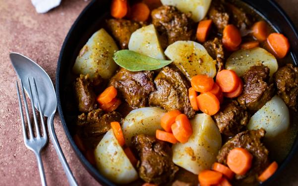 Mijoté d’agneau au miel, navets et carottes