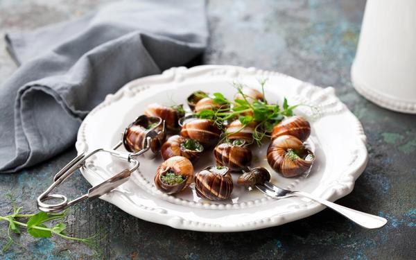 Escargots aux herbes au beurre à l’ail