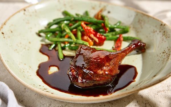 Cuisse de canard confite avec sauce aux baies et haricots verts