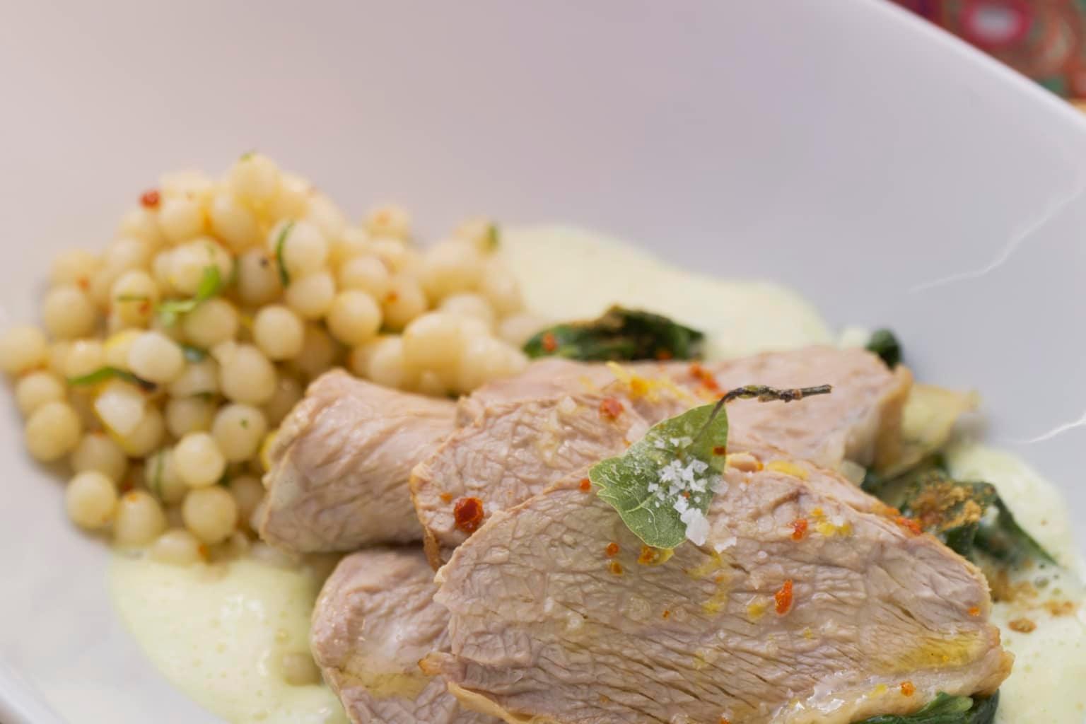 Escalope de veau bouillie, épinards et couscous libanais