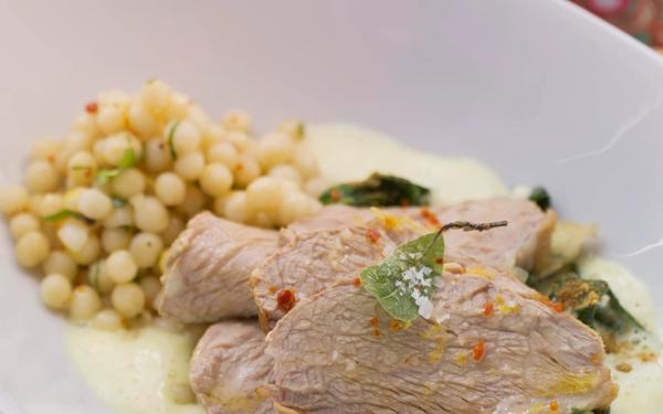 Escalope de veau bouillie, épinards et couscous libanais
